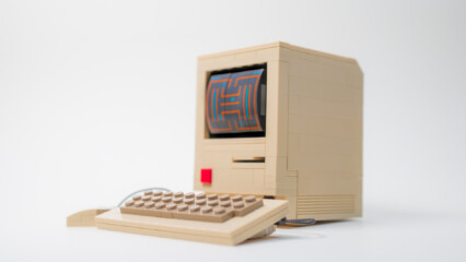 Gammaldags leksaksdator med tangentbord i miniatyr.