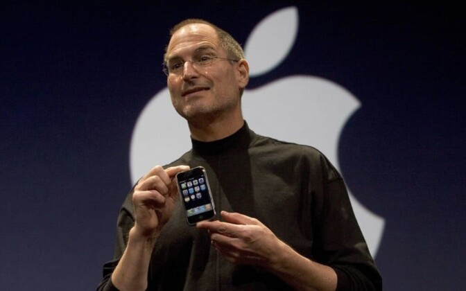 Apples vd Steve Jobs visar upp den första modellen av Iphone.