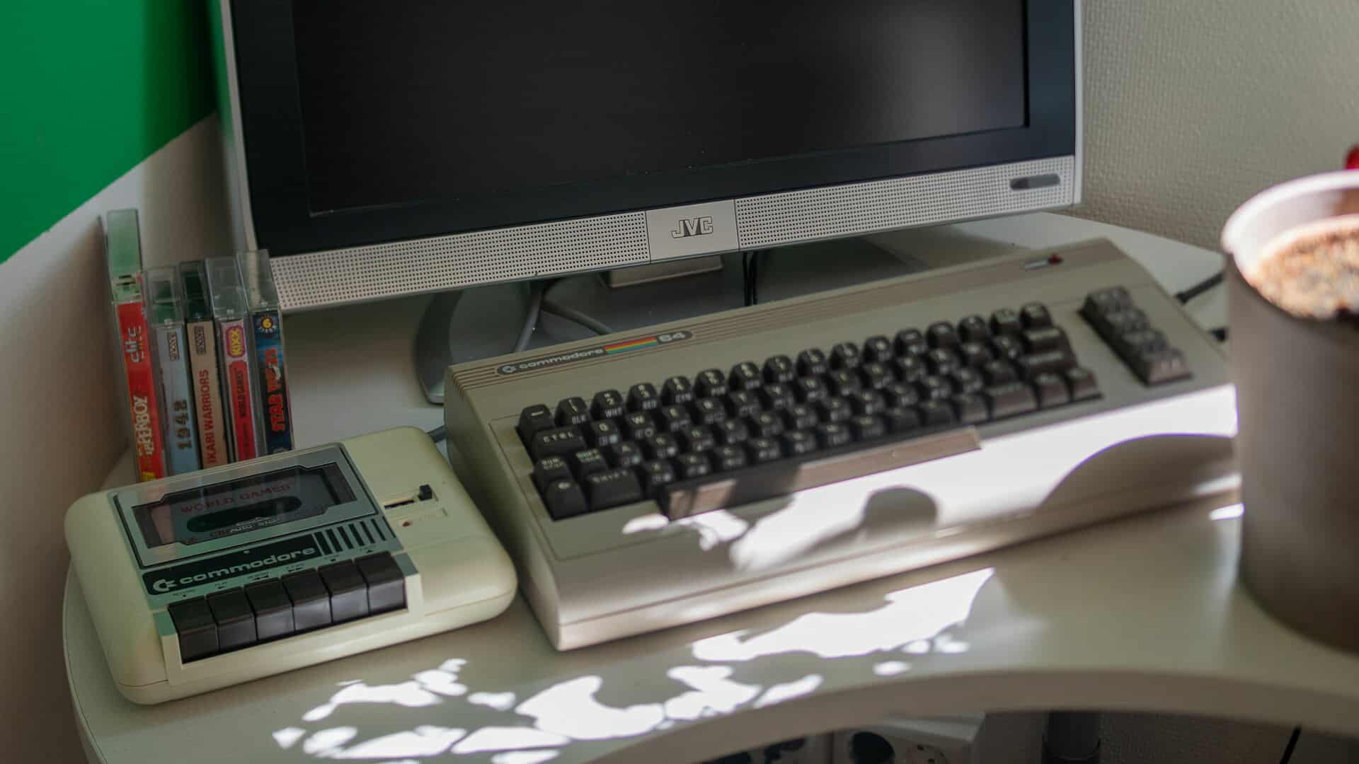 Gammal dator och spelet Commodore 64 på ett skrivbord.