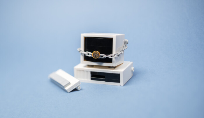 Miniatyr-dator i lego med ett lås runt sig.