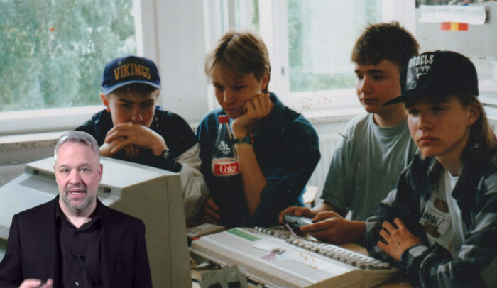 Internetmuseums guide Måns Jonasson står framför en bild av några ungdomar på 1990-talet som sitter framför en dator.