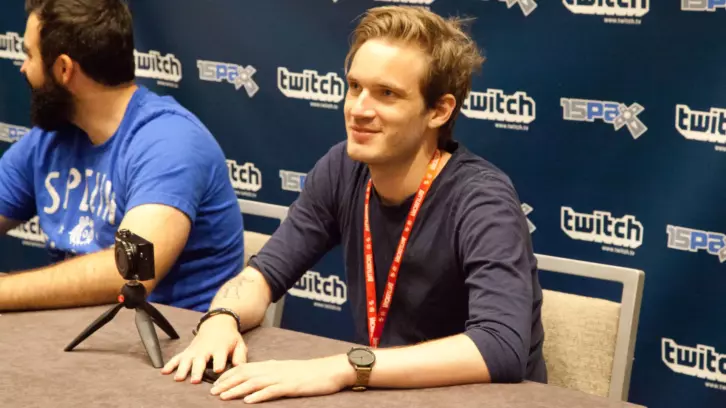 Felix Kjellberg sitter vid ett bord.