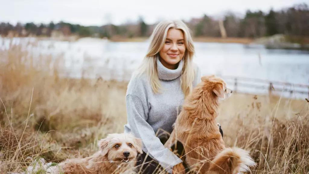 Therese Lindgren med två hundar.