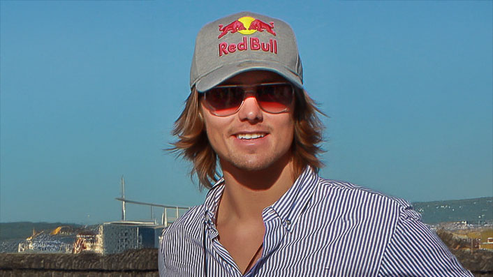 Porträtt av Jon Olsson. Bakgrunden är utökad med hjälp av Photoshops AI-verktyg.