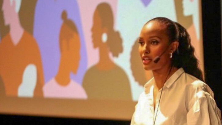 Zainab Jones med en mikrofon.