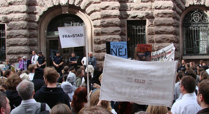 Protester mot FRA-lagen utanför Sveriges Riksdag