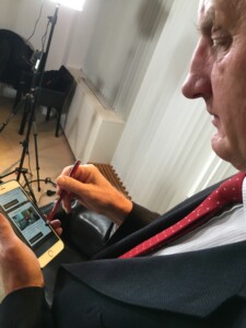 Carl Bildt tittar på Internetmuseumi i sin mobil
