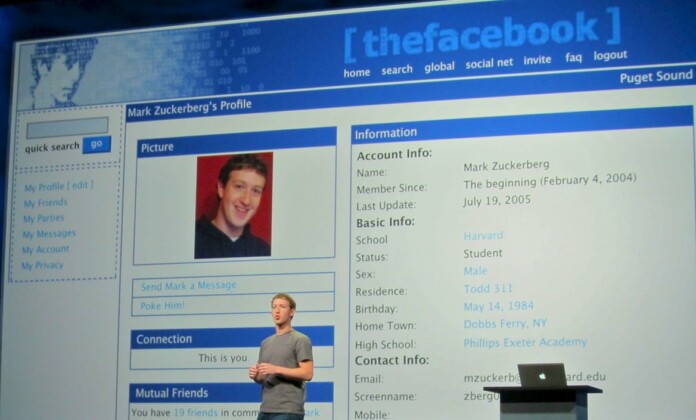 Mark Zuckerberg Facebook grundare framför sin profilsida