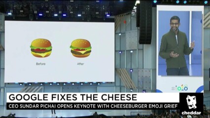 Googles vd Sundar Pichai visar upp företagets nya hamburger-emoji.