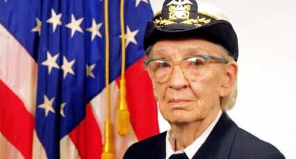 Grace Hopper framför amerikanska flaggan.