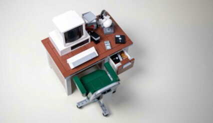 Dator på skrivbord i lego